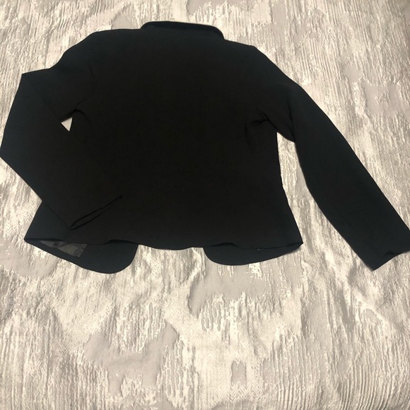 🎀 Black Blazer with Off White Accent - Picture 2 of 4